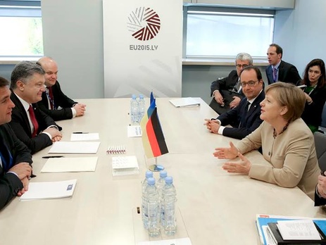 Порошенко в разговоре с Олландом и Меркель заявил об отсутствии прогресса в освобождении заложников