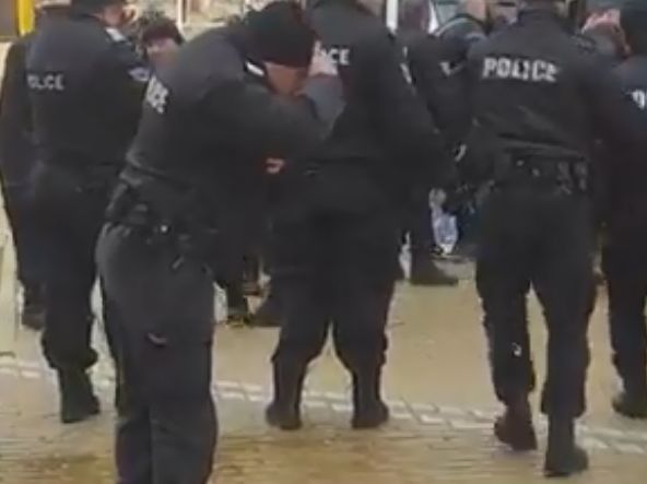 В Болгарии полицейские применили слезоточивый газ против своих коллег вместо демонстрантов. Видео