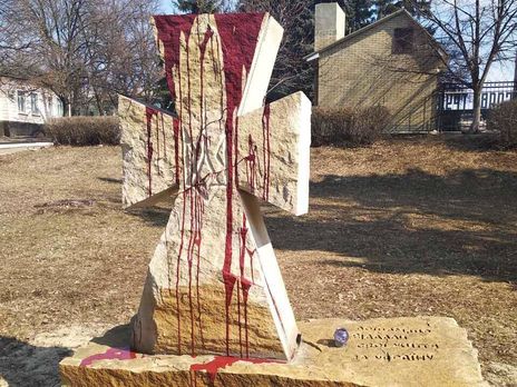 У Харківській області пам'ятник загиблим на Донбасі українським військовим облили червоною фарбою – поліція