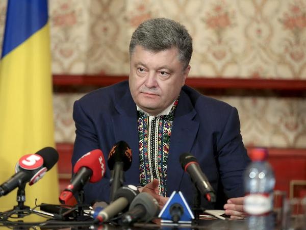 Порошенко не ответил на вопрос, возможен ли обмен задержанных российских военных на Савченко