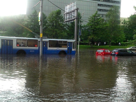 После ливня с градом некоторые улицы Москвы затопило. Фоторепортаж