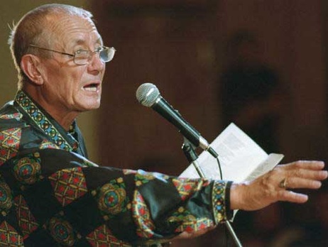 Евтушенко опроверг слова российских СМИ, сообщивших, что он написал стихотворение о 