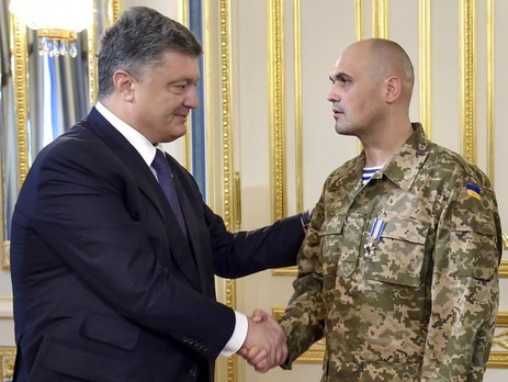 Порошенко вручил 