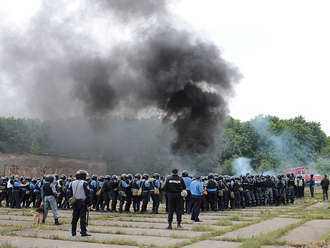 Закарпатская милиция провела тактико-оперативные учения по противодействию массовым беспорядкам. Фоторепортаж