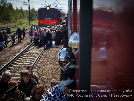 Под Санкт-Петербургом из-за задымления в вагоне поезда эвакуировали 1,2 тыс. пассажиров. Фоторепортаж