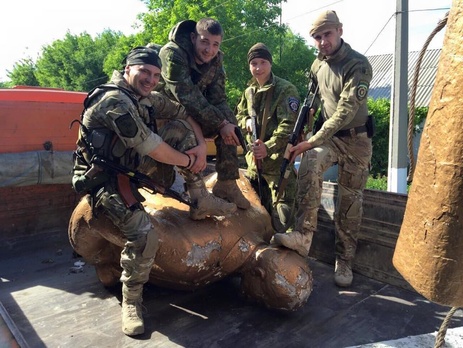 В Курахово снесли памятник Ленину