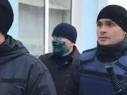 Мужчине, которого подозревают в том, что он облил Вилкула зеленкой в Бердянске, грозит до пяти лет лишения свободы – полиция