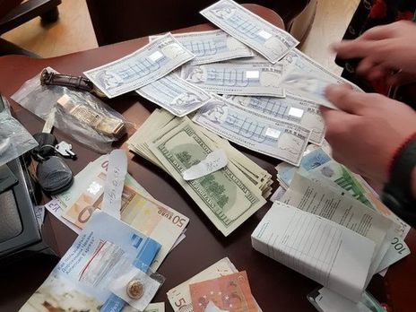 При обыске офисов мошенников правоохранители обнаружили доказательства преступной деятельности документы, флешки, ценности, наличные деньги