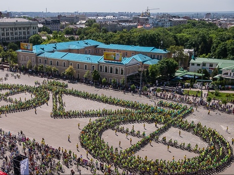 Харьковчане установили новый рекорд Украины по количеству велосипедистов при создании подвижной фигуры велосипеда. Фоторепортаж