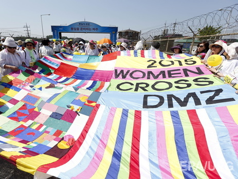 Правозащитницы со всего мира пересекли мирным маршем демилитаризованную зону на границе КНДР и Южной Кореи. Фоторепортаж
