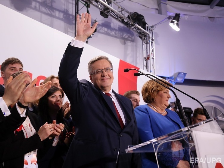 Коморовский поздравил Дуду с победой на выборах президента Польши