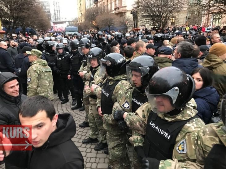 Перед встречей Порошенко с жителями Ивано-Франковска произошли стычки с участием "Нацкорпуса" и "Нацдружин". В полиции сообщили, что пострадавших нет