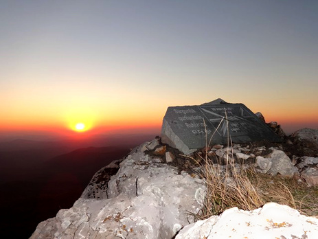 Меджлис: Вандалы разрушили памятник депортированным крымским татарам на Чатыр-Даге