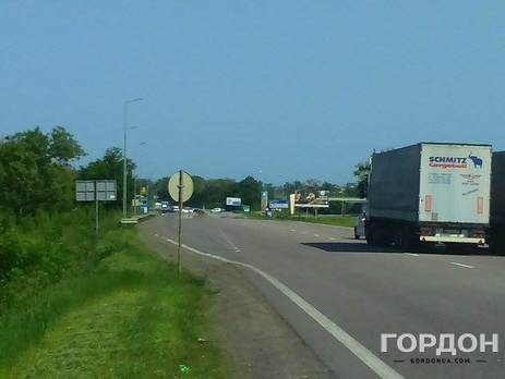 МВД: Преступником, который удерживает заложников на заправке под Харьковом, является 48-летний местный житель