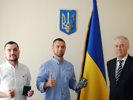 Михалок и его продюсер Азизбекян получили вид на жительство в Украине