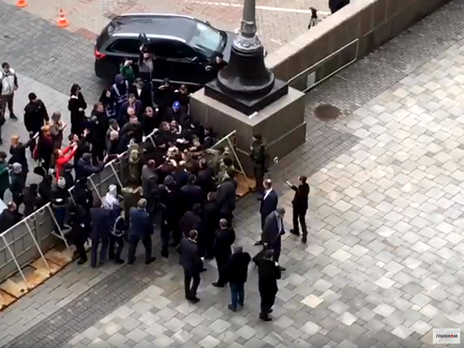 Опубликованы кадры, как Ляшко с нардепами от Радикальной партии прорывался на заседание Кабмина. Видео