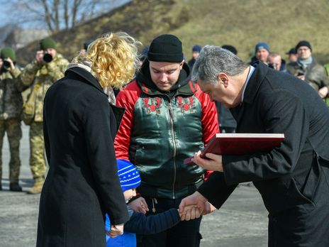 Вищу державну нагороду Порошенко вручив дружині загиблого сержанта Галині Конопльовій
