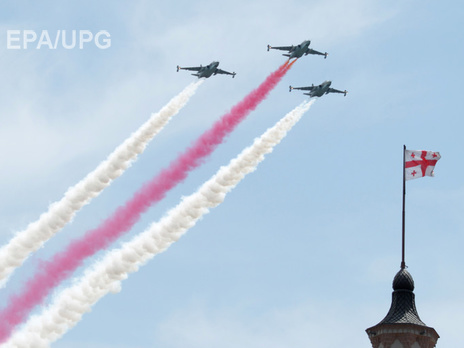 Грузия отпраздновала День независимости авиашоу и военным маршем. Фоторепортаж