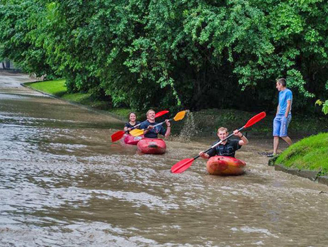 После сильного дождя жители Львова передвигаются по городу на каноэ. Фоторепортаж