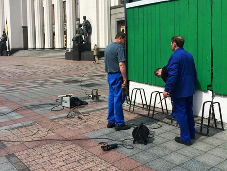 Возле Рады установили велопарковку. Фоторепортаж