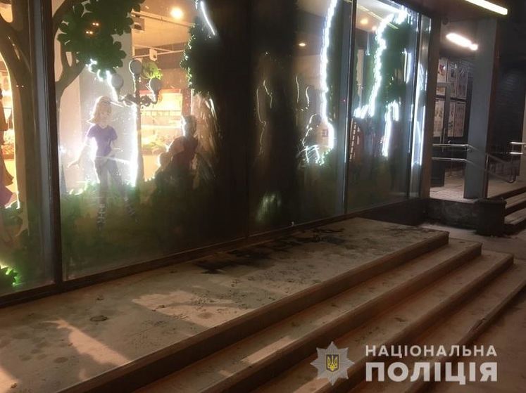 У Дніпровському районі Києва невідомі кинули "коктейль Молотова" в магазин Roshen