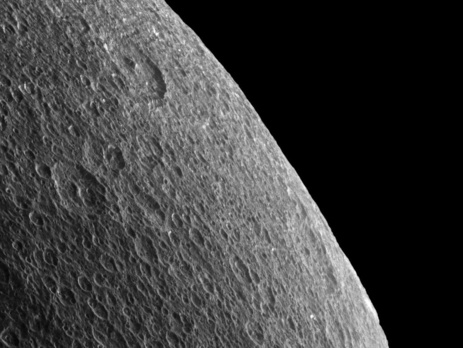 Зонд Cassini сфотографировал горизонт спутника Сатурна Реи