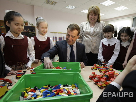 В РФ хотят пропагандировать девственность, проверять учителей на детекторе лжи и разделить в школе мальчиков и девочек