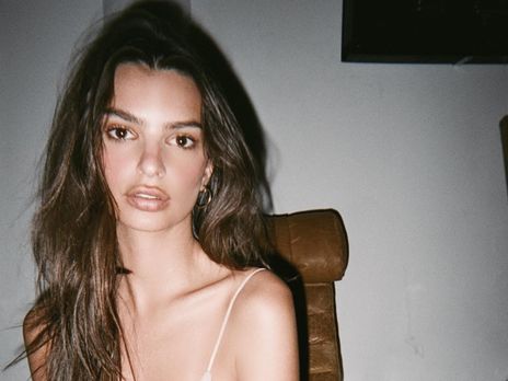 Ратаковські показала голі груди, прикривши соски мереживом