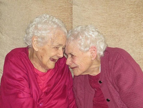 СМИ: Самые пожилые сестры-близняшки Великобритании умерли в возрасте 103 лет