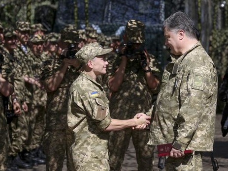 Порошенко наградил бойцов, которые задержали российских военных
