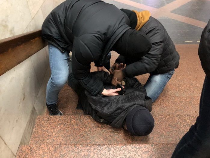 СБУ показала задержание в метро Харькова подозреваемого в терроризме и уничтожение его взрывного устройства. Видео