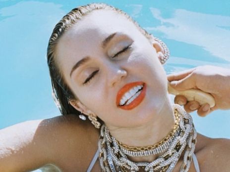 Сайрус позировала в бассейне