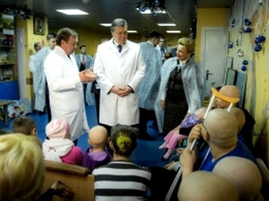 Родственники пациентов Института рака жалуются на визит Януковича