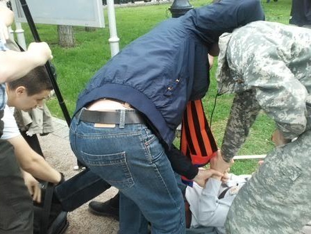 В Москве сторонники Путина напали на пикет против войны с Украиной. Видео