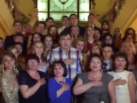 В Одессе Саакашвили среди ночи спел с выпускниками гимн Украины. Видео
