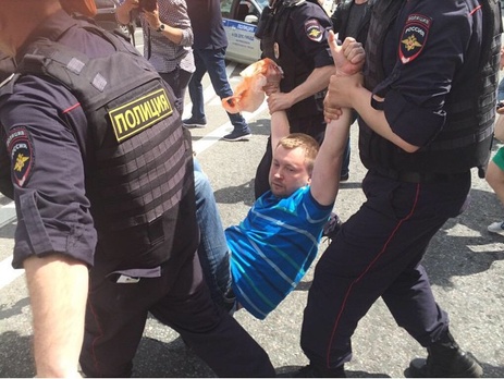 Момент задержания Николая Алексеева российскими полицейскими