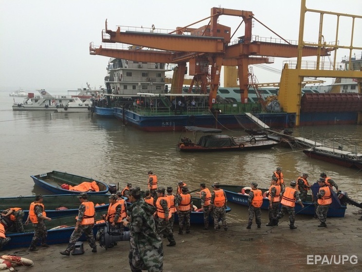 В Китае затонул туристический теплоход, на котором было 458 человек