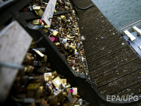 Мэрия Парижа распорядилась демонтировать тонны замков, которые туристы повесили на мосту Искусств