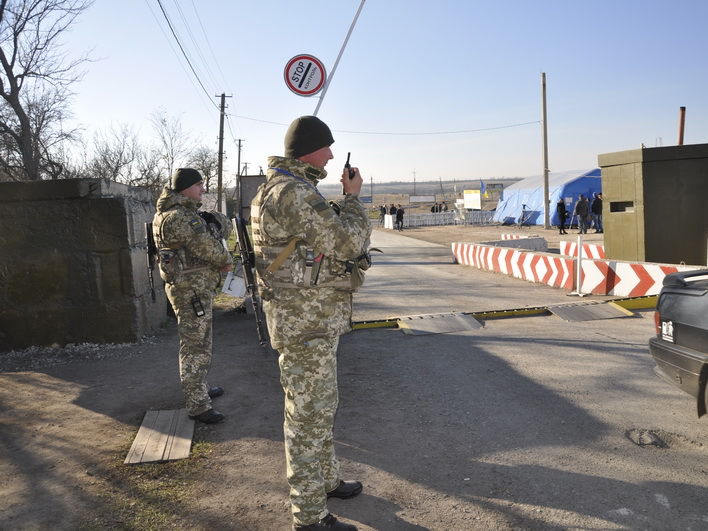 В Госпогранслужбе заявили, что украинская сторона открыла пункт пропуска "Золотое" на Донбассе, но позже удалили сообщение