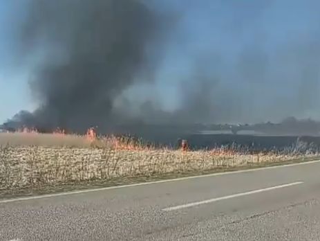 В Ровенской области из-за масштабного пожара ограничили движение на участках дорог М-06 и Т-1801 – 