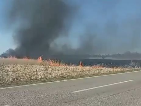 У Рівненській області через масштабну пожежу обмежили рух на ділянках доріг М-06 і Т-1801 – Укравтодор