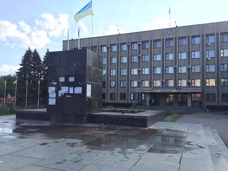 В Славянске снесли памятник Ленину