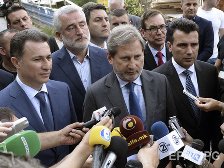 Власть и оппозиция в Македонии договорились о проведении досрочных парламентских выборов до апреля 2016 года