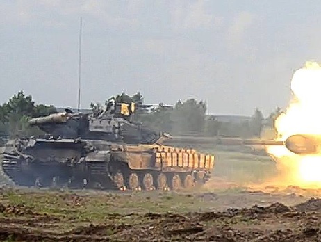 Танковые экипажи сил АТО провели занятия по тактической и огневой подготовке. Фоторепортаж