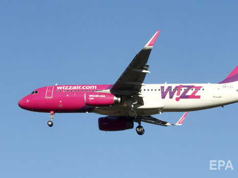 Wizz Air в Риге не пустила в самолет двух российских журналистов, летевших в Киев на презентацию книги – организатор
