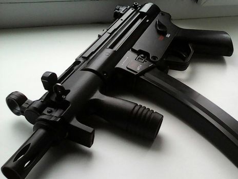 Князев заявил, что Нацполиция намерена перейти с автоматов Калашникова и пистолетов Макарова на немецкие МР-5