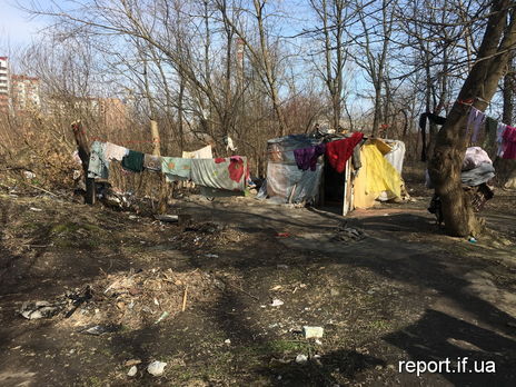 В Івано-Франківську роми заявили, що на їхній табір напали і підпалили дві споруди