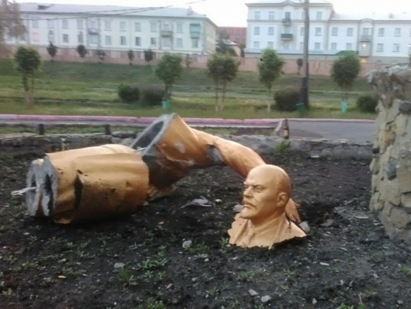 В Кемеровской области РФ местный житель разрушил памятник Ленину при попытке сделать селфи