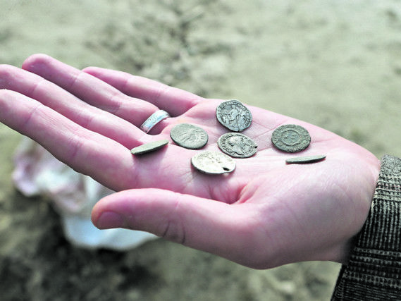В Киеве во время высаживания деревьев нашли древнеримские монеты и керамику