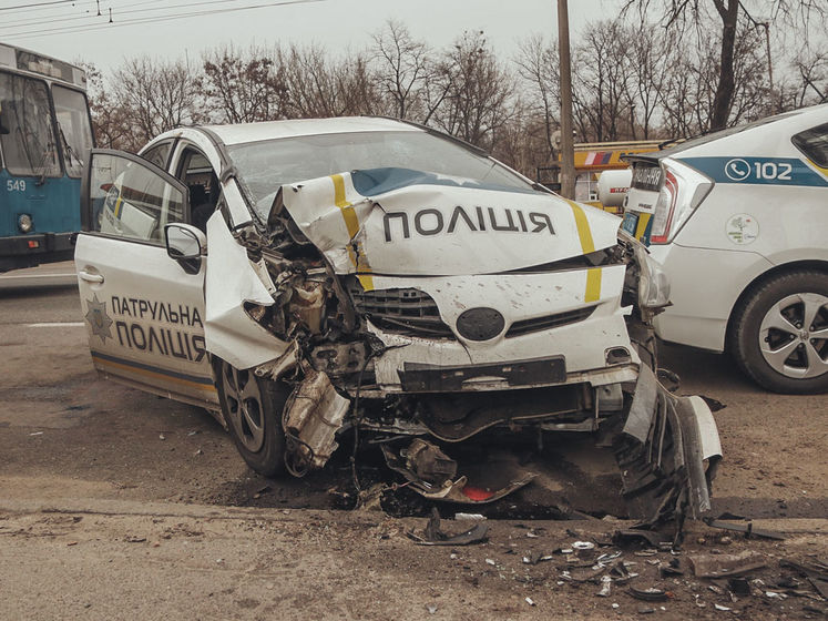 В Киеве полицейский Prius влетел в столб, пострадала сотрудница полиции